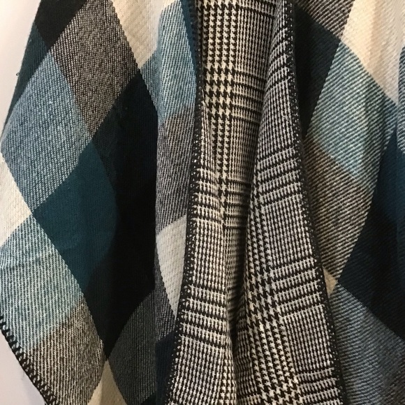 🖤 Woolrick Plaid Poncho – One Size – Black, Teal & White - Picture 3 of 6